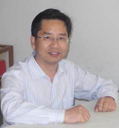 说明: D:\周围及其他\照片\杨潇延安单人.jpg