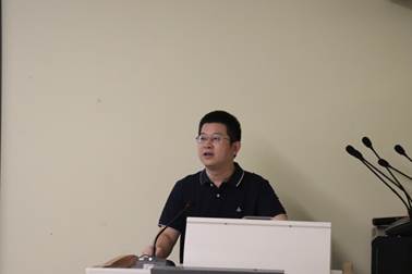 电脑前的男人描述已自动生成